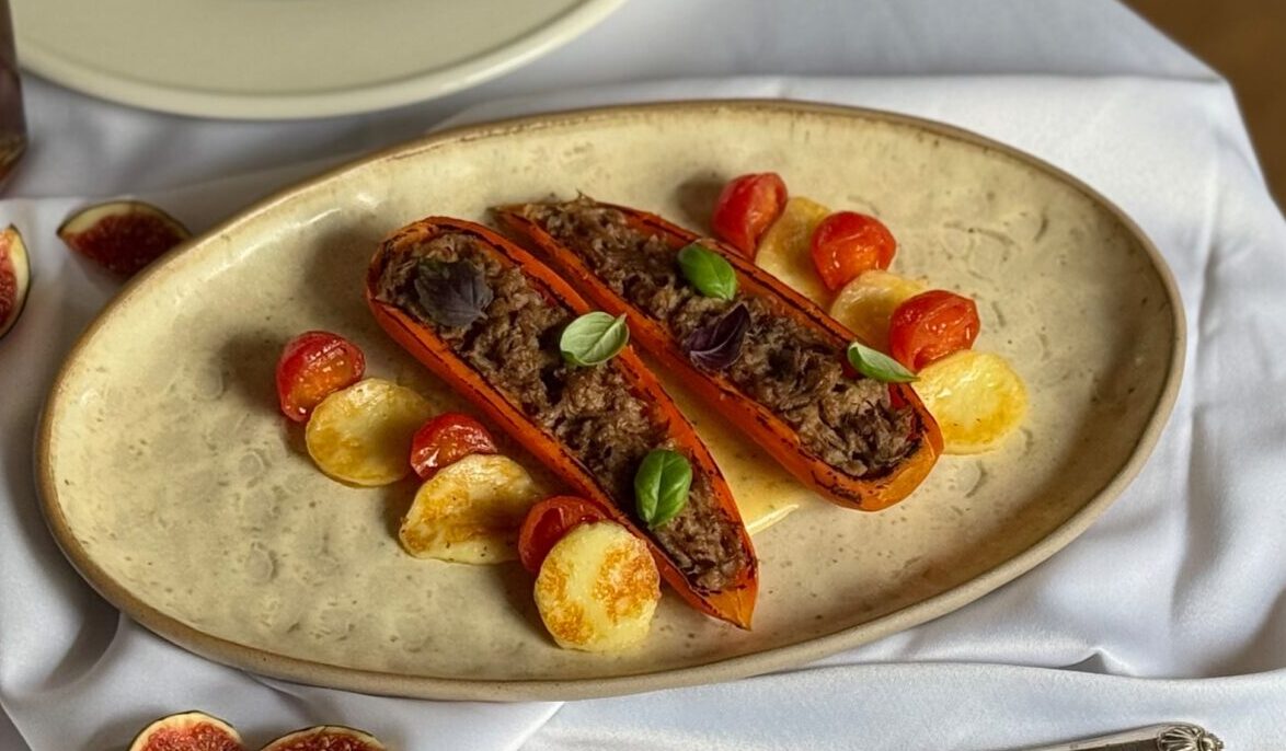Морковь sous-vide с сочным мясом говяжьих рёбер, соусом беарнез на винной редукции с семенами фенхеля, жареным халуми и черри-конкассе