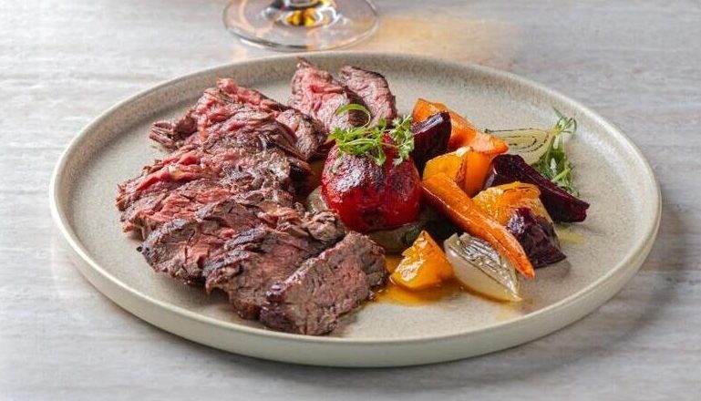 Стейк Бавет с перечным соусом и бабагануш