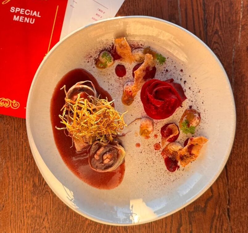 Оленина с кедровой начинкой и ягодным соусом