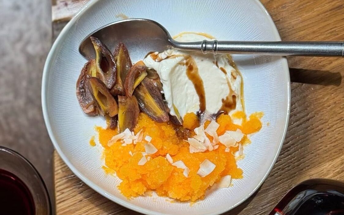 Мандариновая гранита со сливочным кремом и хурмой в коньяке
